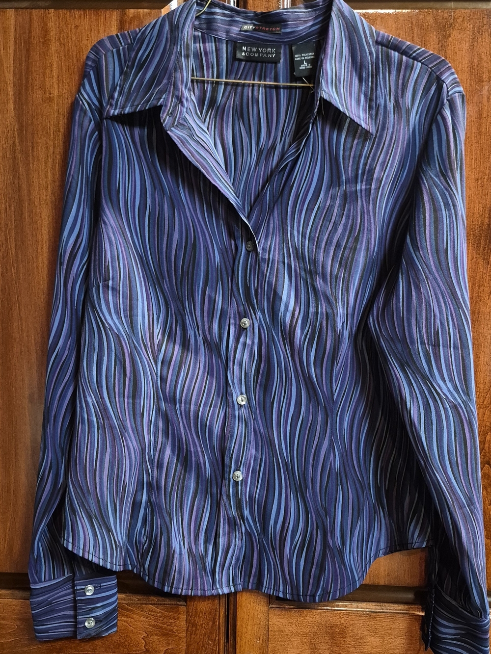 New York & Company Blue Purple Wavy Stripe Button Down Shirt Y2K Officecore